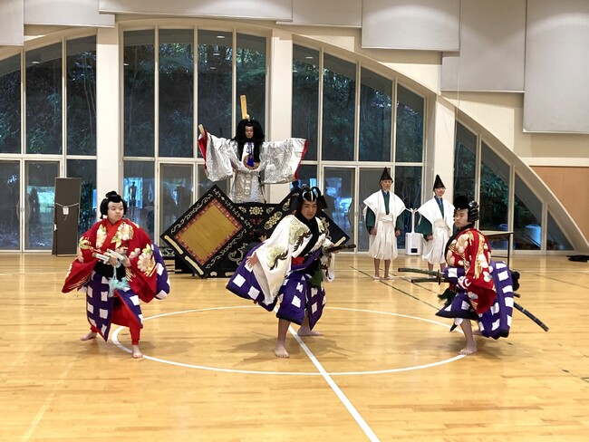 【リンデンホールスクール中高学部】日本の伝統文化“歌舞伎”を中高生が英語で演舞　約半年間にわたって歌舞伎俳優に直接学び 自らの身体で表現　和の魅力を世界に発信できる人に
