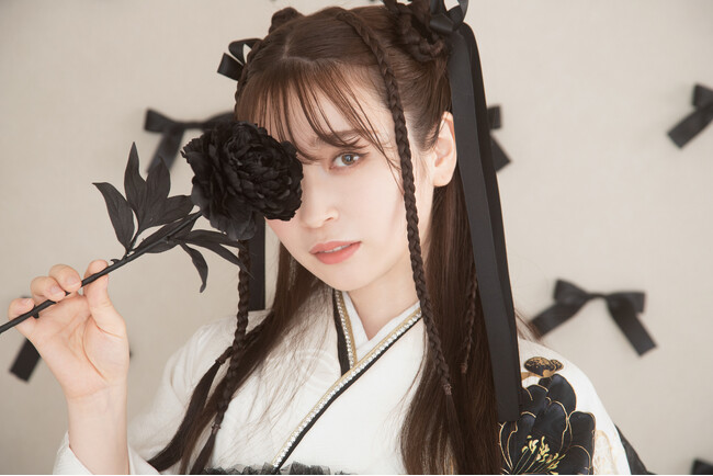 【NEW VISUAL】新背景を使った成人 ”NEW” ビジュアルが登場！リボンいっぱいガーリーな背景をスパイシーにカッコよく！