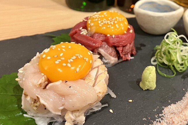 あなたはどっち派？馬刺しユッケと鶏の炙りユッケの美味しさを体験！絶品の食べ比べが楽しめる！【純国産馬刺しと朝引き鶏 にほんいち 大阪堺筋本町店】