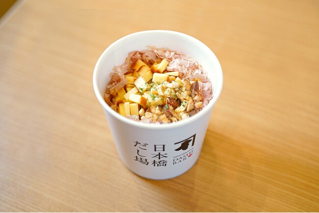 燻した香りが食欲をそそる！秋をイメージした「くんせいチーズとナッツのせかつぶしめし」　「日本橋だし場 本店」にて10月限定販売