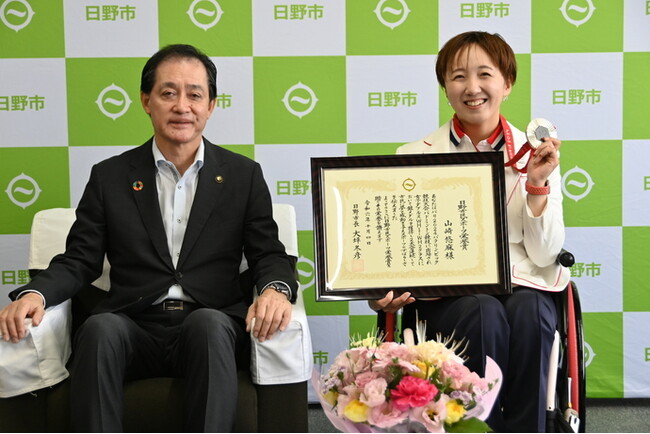 パリ2024パラリンピックバドミントン競技、女子ダブルス「銀メダル」の山崎悠麻選手が日野市長を表敬訪問日野市から２度目の「日野市民スポーツ栄誉賞」を贈呈
