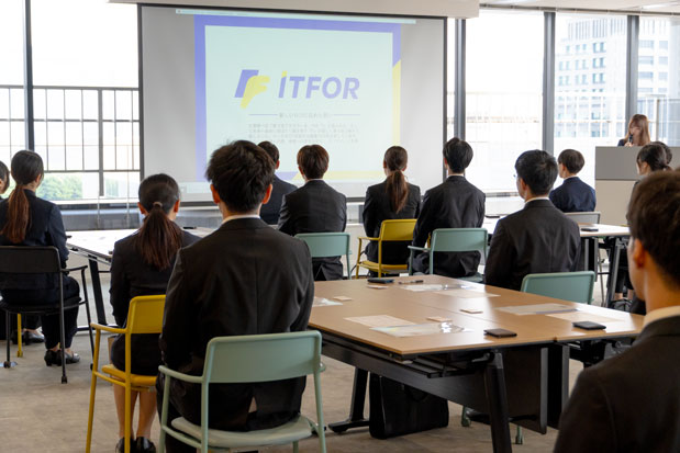 2025年度入社の内定式を開催、職場体験の中学生がサポート