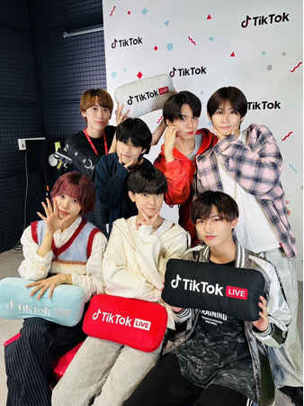 TikTok LIVEで活躍しているアイドルのランキング「TikTok LIVE アイドルデイリーチャート」が始動。初日1位は「THE SUPER FRUIT」! 結成記念日配信で200万いいねを達成