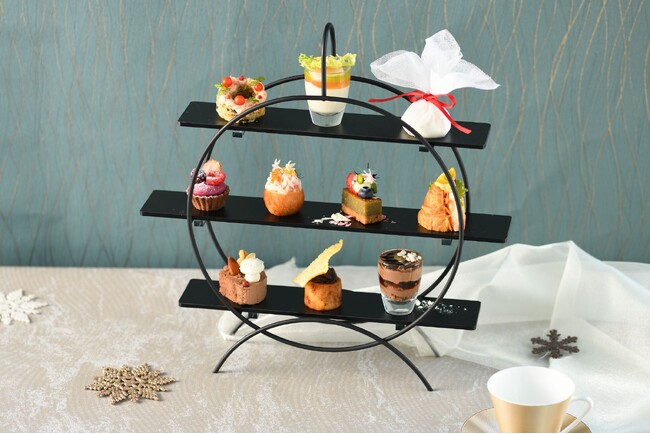 【VMG CAFE 九段会館テラス】華やかなクリスマスカラーやモチーフが上品にあしらわれたChristmas Afternoon tea 2024の予約開始｜期間：2024年11月1日～12月29日