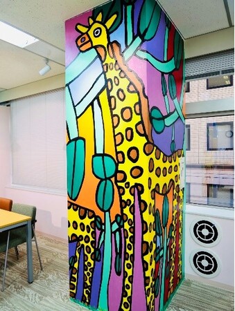 大賀薬局本社を動物アートで彩る『ワンヘルス』空間へ