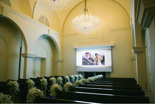 家族に感謝を伝える演出が新登場！挙式入場シーンで上映する「チャペルムービー」