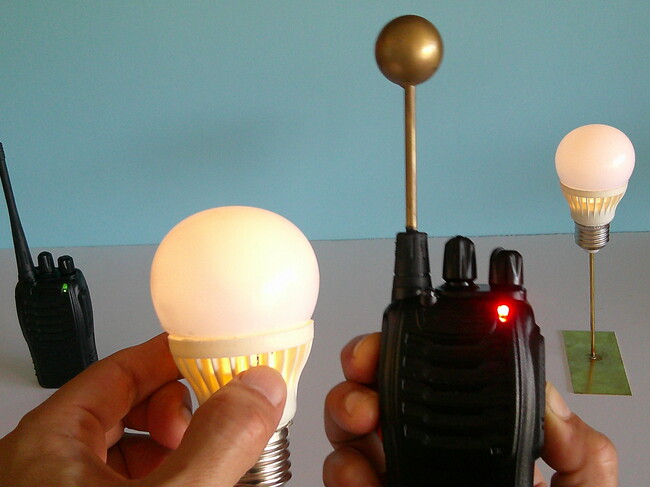 INFRGY社携帯用無線機を使用してデバイスに電力を供給