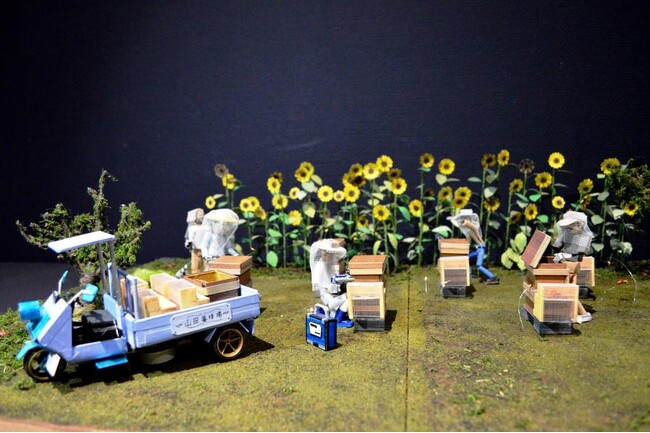 フランスの「アール・ブリュット　ジャポネII展」に選出された、山田養蜂場グループ特例子会社の従業員 山根 暁 制作のジオラマ作品を展示