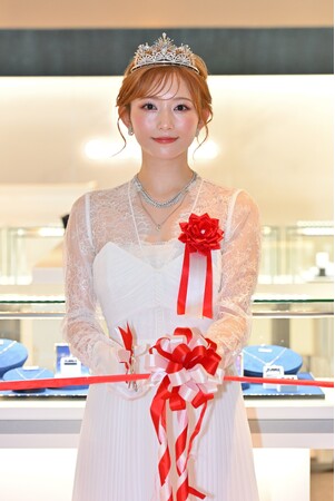 【Over Excellent】2024年10月9日（水）大丸梅田店３階に大型旗艦店グランドオープン！オープン記念式典にブランドアンバサダーモデル青山なぎささんが登場。総額１億円のジュエリーを着用！