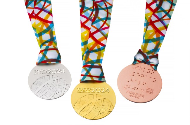 大会コンセプトを緩やかな曲線の円の広がりで表現した「東京レガシーハーフマラソン2024」表彰メダルを提供