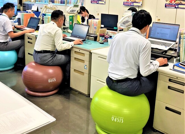 バランスボールで転倒リスク大幅低減!福岡市職員を対象にした実証実験で成果を実証