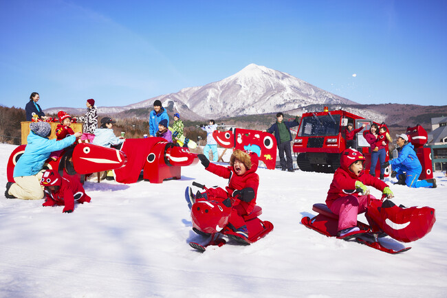 【星野リゾート　磐梯山温泉ホテル】べこジェニックな空間で雪遊びを楽しめる「でっこら赤べこ雪広場」がオープン｜期間：2024年12月14日～2025年4月6日
