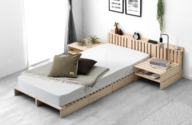 自在なカスタマイズで人気の“パレットベッド”に宮棚モデルが登場！自分好みにパレットを組み合わせたベッドが、機能面も充実に