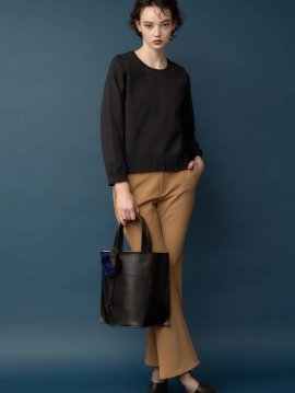 ＜１＞NAVY.WOの「strech slim flare pants」美しいセミフレアシルエット。しっかりとした素材感とストレッチの効いた履き心地