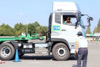 トラックとフォークリフトの運転技術と知識を競いグループの頂点を決める