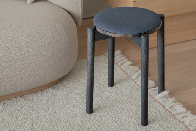 日本初！“虫食いナラ材”採用の「アップサイクル木製スツール」発売