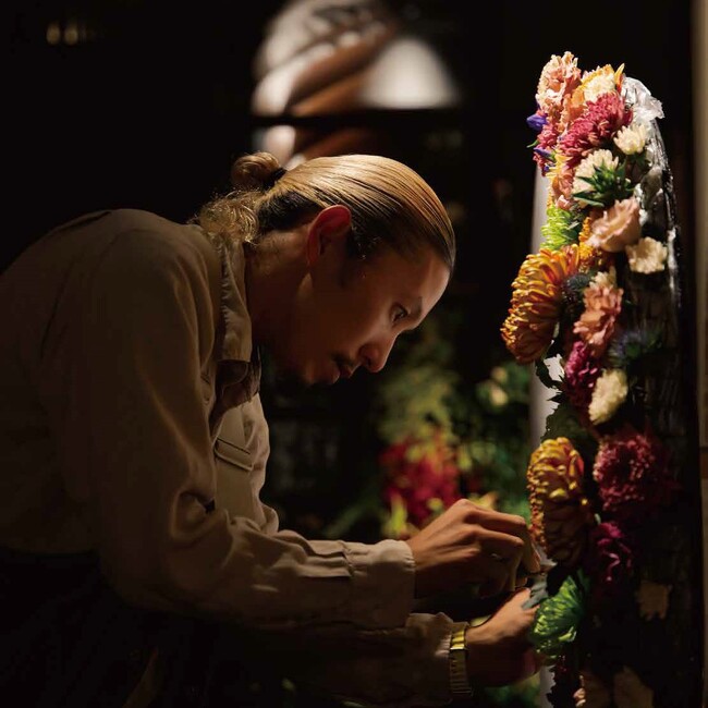 植物の無限の可能性を探求する、フラワーアーティスト松本光「纏う～着生と擬態～」展を開催！ホリデイシーズンを彩るクリスマスリースやしめ飾りワークショップ、作品巡りが楽しめるスタンプラリーも！