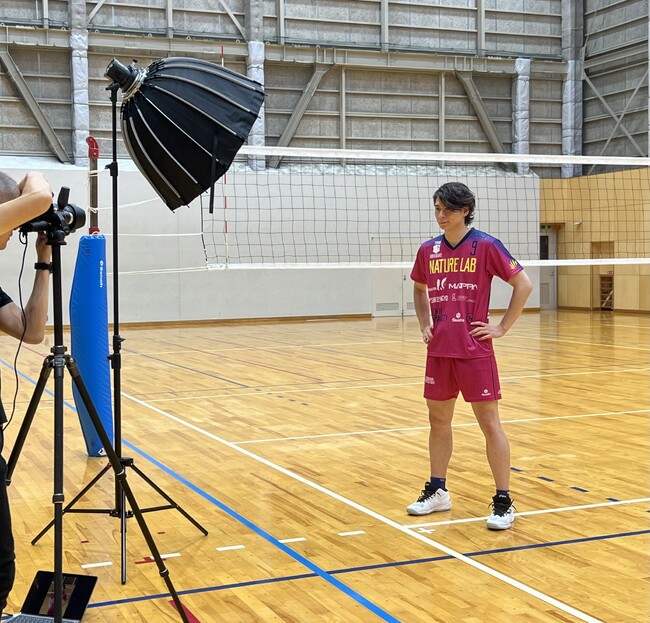 【取材風景をちょい見せ】SVリーグより東京グレートベアーズの注目選手・戸嵜嵩大を独占取材！「月刊スカパー！」2024年11月号が10月24日（木）に発売！