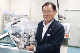 切り身とアラの真空パックを手に「これがご家庭に届きます」と話す坂田町長