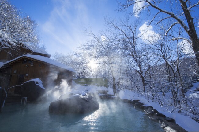 【星野リゾート　奥入瀬渓流ホテル】純白の雪景色が広がる、秘境温泉を独り占め！「冬の絶景雪見露天」新登場 | 期間：2025年1月1日～2月26日