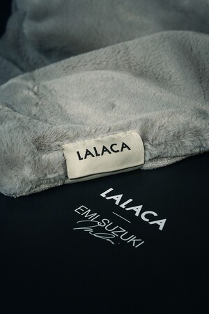 【二子玉川 蔦屋家電】人気モデル・鈴木えみさんとコラボレーションした「LALACA heated blanket」EMI SUZUKIコラボカラーを10/28(月)から先行予約スタート
