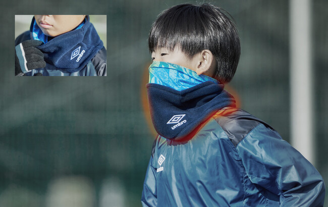 「隙間から風が入る」「あごからずり落ちてしまう」フィット感をアップしてネックウォーマーの課題を解決する、ハイブリッド構造のネックウォーマーを『アンブロ』より発売