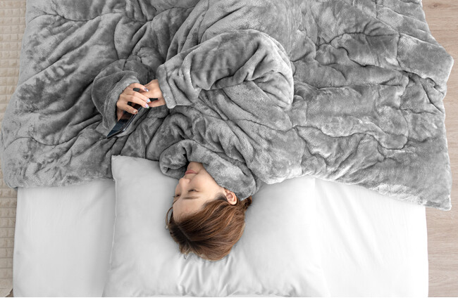 暖か快適な寝ながらスマホで冬の夜更かしをサポート！『寝ながらスマホ 袖付き掛け布団』を発売開始