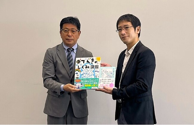 気象学者・荒木健太郎さんが著書『てんきのしくみ図鑑』などを茨城県内の813校に寄贈