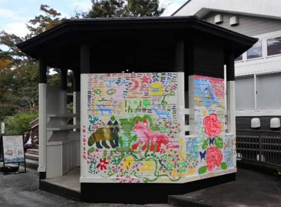 秋バラの見ごろを迎え紅葉はもうすぐ 10月20日、東屋ペインティングアートが完成!