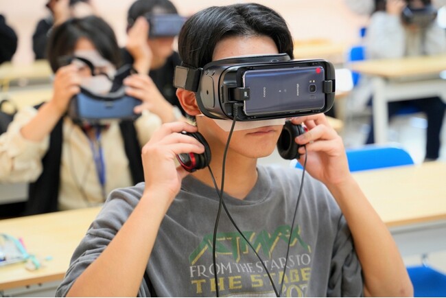 【国際こども・福祉カレッジ】最先端の介護を学ぶ！VR（バーチャルリアリティー）を使って認知症の利用者目線を体験