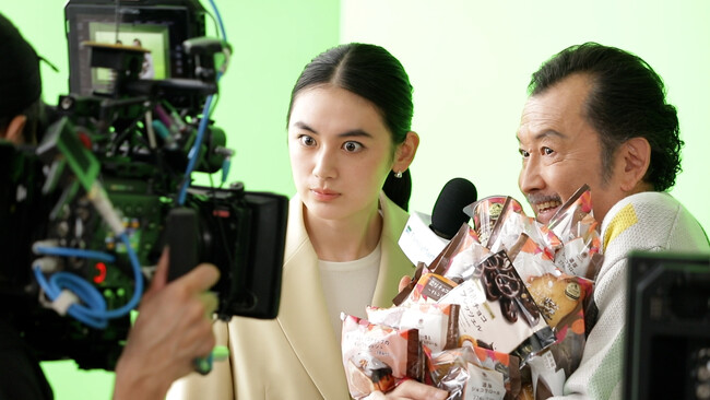 リポーターの八木莉可子さんが多彩な表情を見せる吉田鋼太郎さんに突撃インタビュー！？ファミマがチョコだらけ！新TVCMも10月29日（火）から放映開始