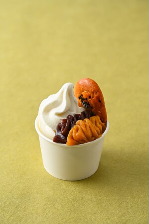 【四万十ドラマ×榮太樓】秋の味覚、鮮やかなオレンジ色の芋とあんこが合わさったソフトクリームを新発売