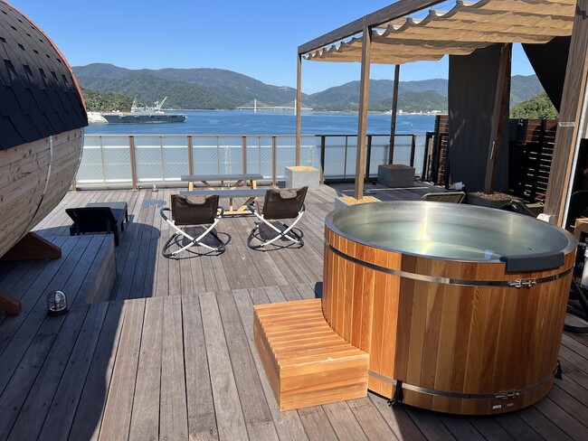 【kokolo sauna】アパレルブランド「WOODY HOUSE」が運営する京都・舞鶴の複合商業施設「atick」の「海の見える絶景サウナ」に「チラー水風呂・Hagoromo1t」を導入