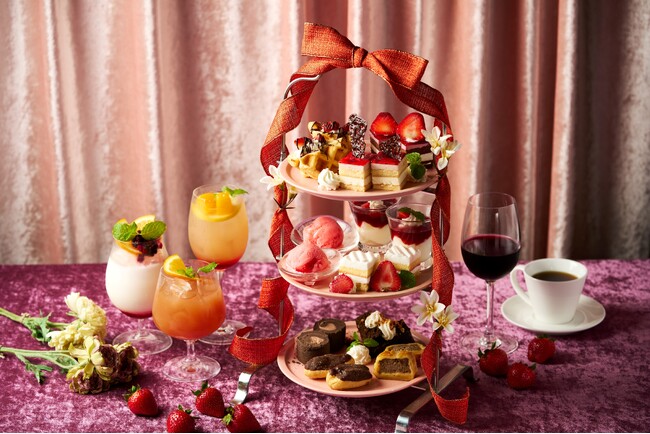 華やぐ苺の魅力満載！大人のためのスイーツタイム【苺×チョコレートのWinter Afternoon Tea】が11月1日販売開始！！