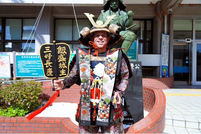 令和7年3月1日「第9回 三好長慶公武者行列in大東」吉本新喜劇初の外国人座員 ジャボリが主役・三好長慶公に決定！