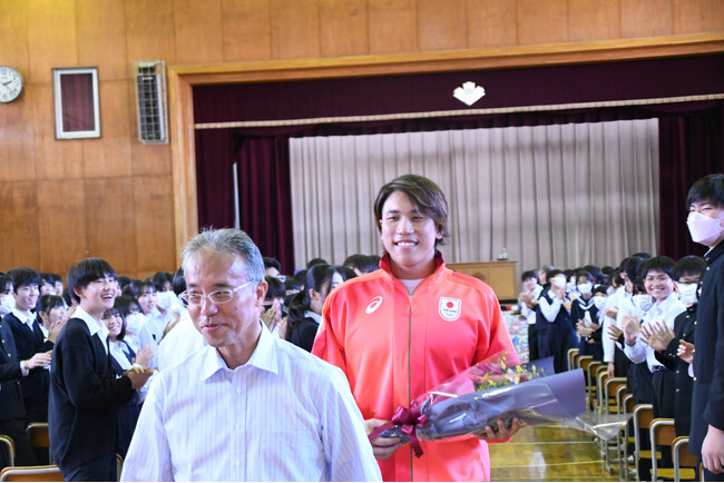 パリ2024オリンピック出場競泳「松元克央」選手が卒業以来の母校に凱旋!次なる目標も語ってくれました
