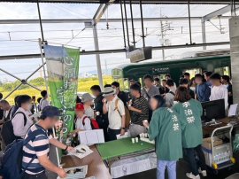 初夏の花キャンペーン風景 宇治市より「水出し宇治茶(市内産)」の振る舞い