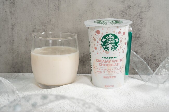 ファミリーマート限定のスターバックスチルドカップ「クリーミーホワイトチョコレートwithバニラプディング」11月12日（火）より発売！～なめらかな食感のバニラプディングが入ったコク深い味わい～
