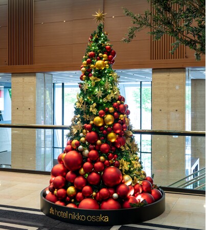 【ホテル日航大阪】11月4日よりロビーにクリスマスツリー登場