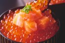 いくらを贅沢にのせたイクラと漬けサーモンの大漁親子丼