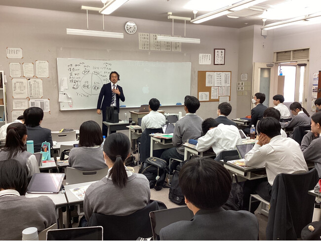 山口 貴大（ライオン兄さん）が東京・桜丘高校で金融教育の特別授業を行いました