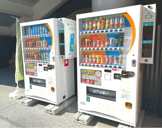 INFORICH、国内初の「ChargeSPOT」屋外型自動販売機モデルを設置
