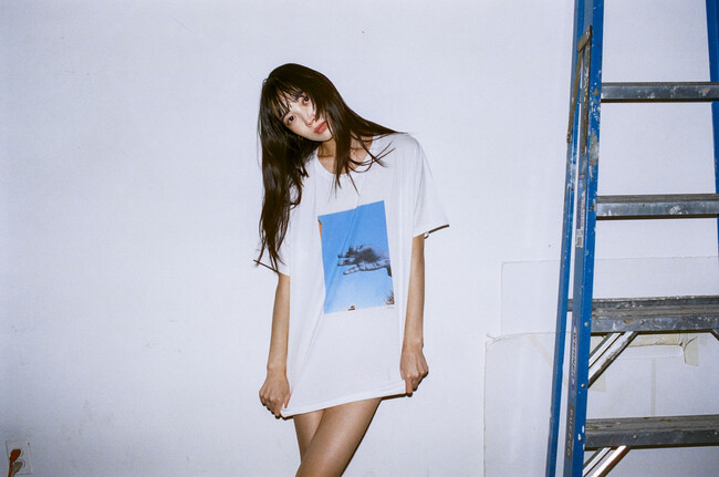アニエスベー、新作アーティストTシャツを発売