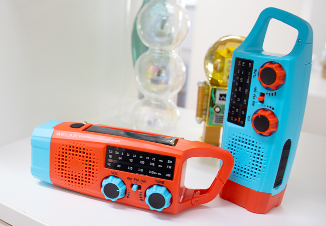 防災グッズもおしゃれに！ 見た目も機能も◎POPなカラーの「RELAX エマージェンシーカラビナラジオ」が新登場。