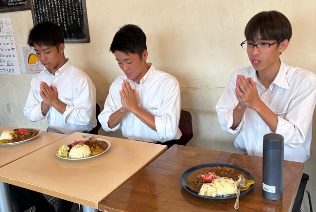 【常翔啓光学園中高】“部活飯”で地域活性化プロジェクト「啓光スパイス大作戦」　ラグビー部などの生徒らがスパイスカレー専門店「エルディオス」と共同開発