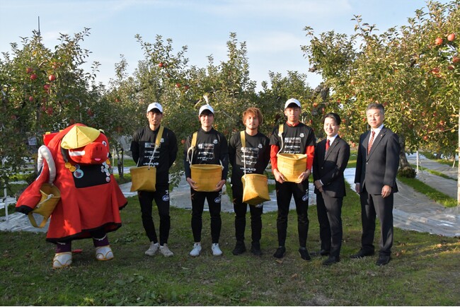 福島日産、福島ユナイテッドFC 農業部とりんご収穫式を実施。