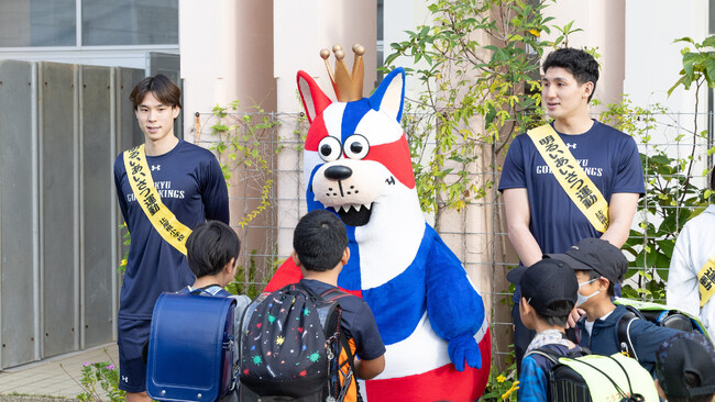 #8 植松選手・#10 荒川選手がゴーディーと朝のあいさつ運動に参加しました!