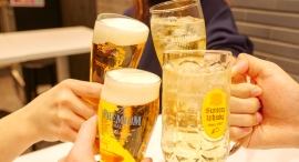 平日仕事終わりの生ビールを100円で飲む裏技とは。「汐留横丁」で料理注文するとビールとハイボールが100円に。「勤労感謝キャンペーン」開催