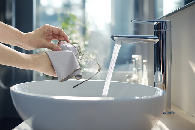 メガネを水洗いして拭き上げる 「トレシー(R) PREMIUM」新発売!