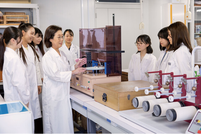 日本女子大学が「2024年度 繊維製品品質管理士試験」で被服学科の学生ら8名が合格し合格者数が大学全国1位に
